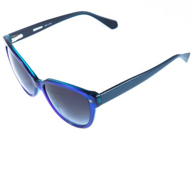 Beyaz arka planda mavi güneş gözlüğü çerçeveleri. Mavi çerçeveli güneş gözlükleri ve gözlükler..