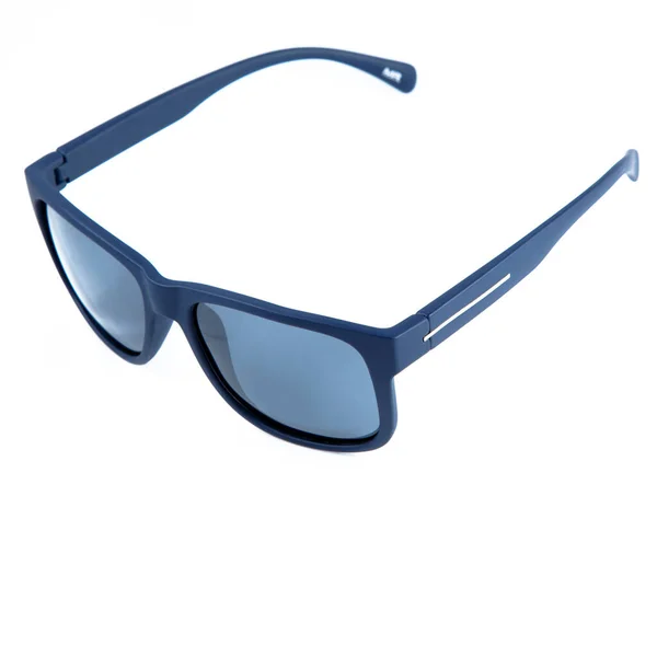 白い背景にブルーのサングラスフレーム 青いフレームのビジョンのための太陽のゴーグルと眼鏡 — ストック写真