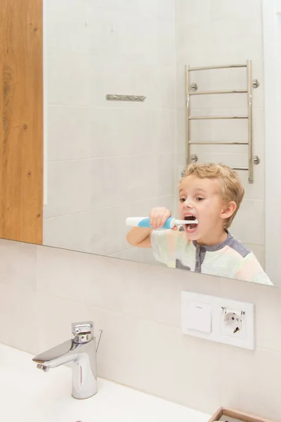 Femårig Pojke Tvättar Händerna Badrummet Pojke Fem Europé Utanför Tvättar Royaltyfria Stockbilder