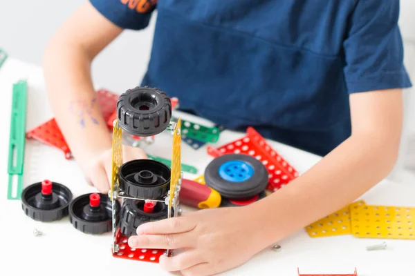 Ein Kleiner Junge Sammelt Einen Kinderdesigner Aus Metallein Fünfjähriger Junge — Stockfoto