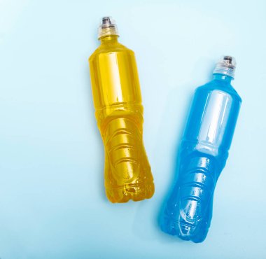 Renkli sıvılı plastik şişeler. Renkli spor beslenme şişeleri, izotonikler.