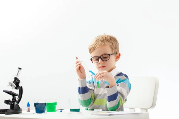 Pojke Fem Gammal Experimenterar Med Färgade Vätskor Kemiska Experiment Liten Stockfoto