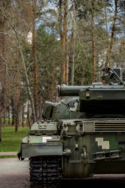 タンクとハウザーはウクライナの通りに立っている キエフ公園には銃と緑のタンクがあります — ストック写真