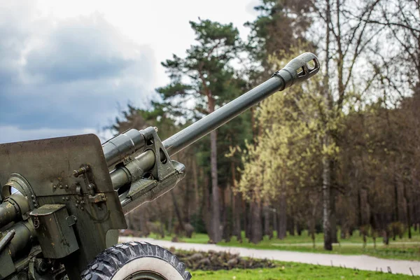 タンクとハウザーはウクライナの通りに立っている キエフ公園には銃と緑のタンクがあります — ストック写真