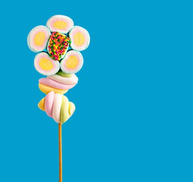 Çubukta çok renkli şekerler, mavi arkaplan. Mavi arka planda çok renkli lolipoplar (Chyupa-Chyup 'lar)