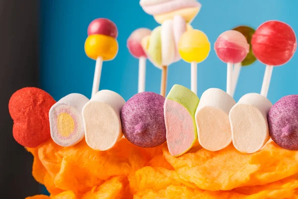 Çubukta çok renkli şekerler, mavi arkaplan. Mavi arka planda çok renkli lolipoplar (Chyupa-Chyup 'lar)