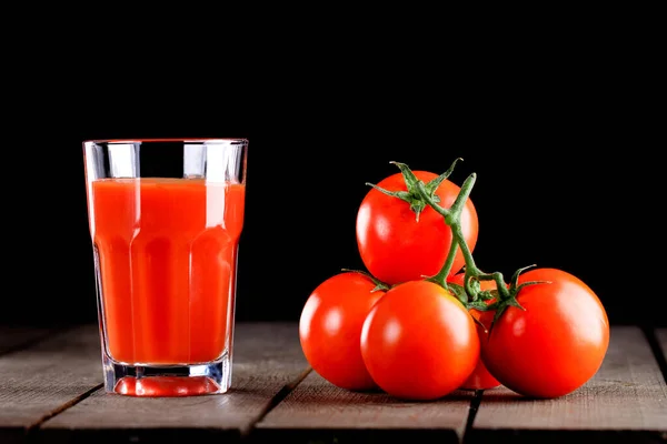 Copo Vidro Com Suco Tomate Lado Dele Encontra Ramo Tomates — Fotografia de Stock