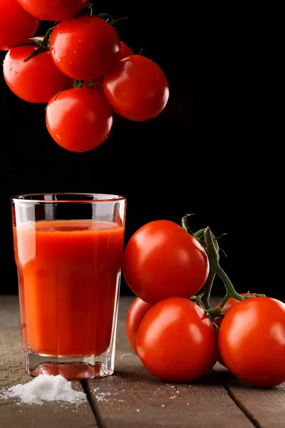 Glass Cup Tomato Juice Next Lies Branch Tomatoes Wooden Table — Stock Photo, Image