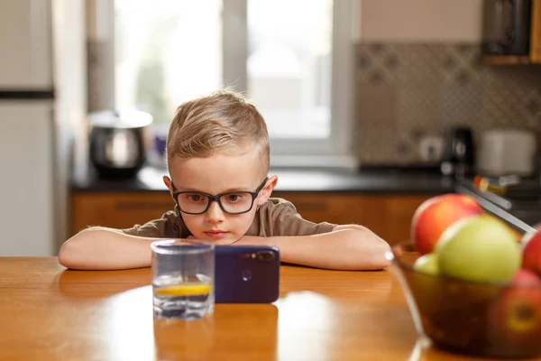 Ragazzo Cantare Anni Apparizione Europea Vetro Parlare Telefono Ragazzo Cantare Foto Stock