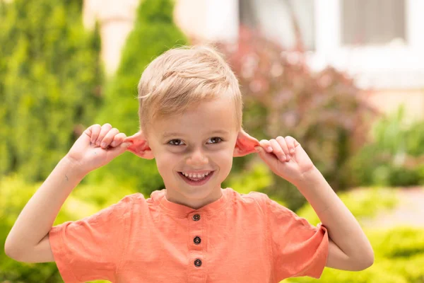 Niño Cinco Años Edad Haciendo Caras Niño Rubio Cinco Años —  Fotos de Stock