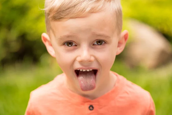 Ένα Πεντάχρονο Αγόρι Που Κάνει Γκριμάτσες Ένα Πεντάχρονο Ξανθό Αγόρι — Φωτογραφία Αρχείου