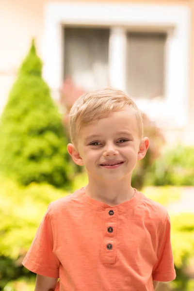 Garçon Cinq Ans Qui Fait Des Grimaces Garçon Blond Cinq — Photo