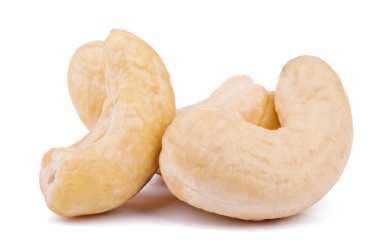 Beyaz arka planda izole edilmiş kaju fıstığı yakın plan