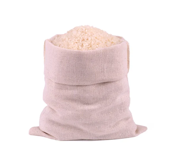 Λευκό ρύζι σε λινάτσα τσουβάλι τσάντα που απομονώνονται σε λευκό φόντο — Φωτογραφία Αρχείου