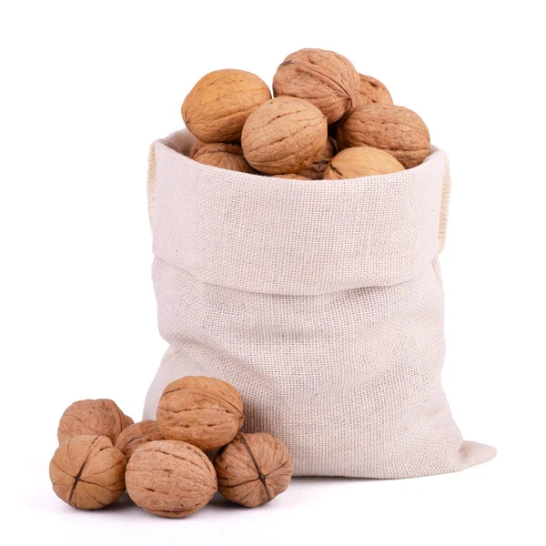 Vlašské ořechy v pytli pytle izolované na bílém pozadí — Stock fotografie