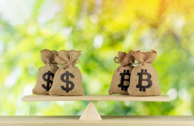 Altından bir bicoin ve dolar işareti olan iki çanta, yeşil güneş ışığı arka planındaki denge ile birlikte gelecek konsept veya bitcoin dolar ve euro arasındaki para birimi farklılığına yatırılır..