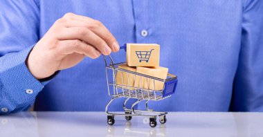 Karton kutulu metal alışveriş arabası ve internet alışveriş konsepti..