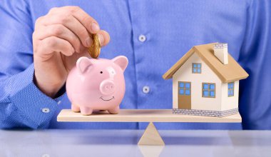ev ve domuzcuk banka acentesi altın sikke tutar dolar işareti ile denge tasarrufu ya da yeni ev almak veya iş yatırım konsepti planlamak için kredi.