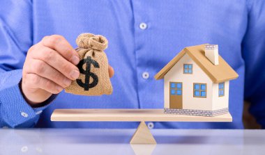 Ajan Poşet Torbası 'nda dolar işareti ve ev terazisine yeni ev almak ya da yatırım planı yapmak için para biriktirmek ya da kredi koymak.
