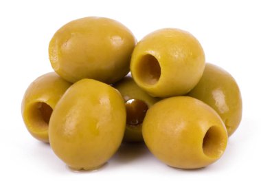 Beyaz arkaplanda izole edilmiş turşulu zeytin. Yakın plan.