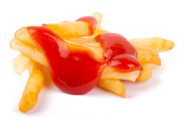 Patates kızartması ve ketçap. Beyaz arka planda, kırpma yolu ile izole edilmiş..