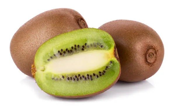 Nahaufnahme Von Ganzen Und Scheiben Geschnittenen Kiwi Früchten Und Isoliert lizenzfreie Stockbilder