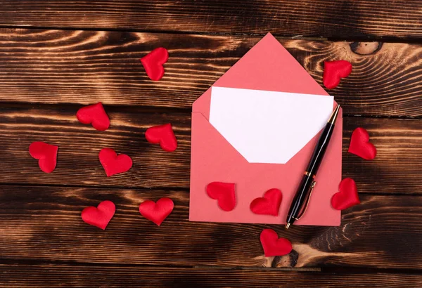 Liebesbrief Alter Umschlag Mit Vielen Verschiedenen Roten Rosa Weißen Herzen lizenzfreie Stockfotos