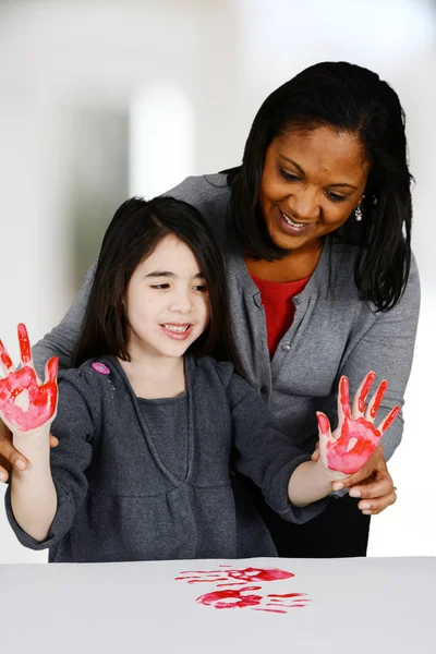 Mädchen malt in der Schule mit den Händen — Stockbild Malerei — Stockfoto