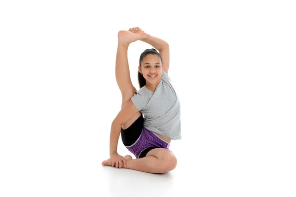 Meisje in yoga poseren — Stockfoto