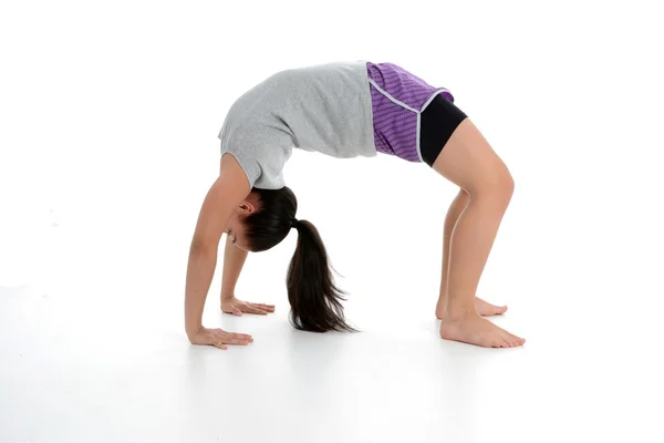 Mädchen in Yoga-Pose — Stockfoto