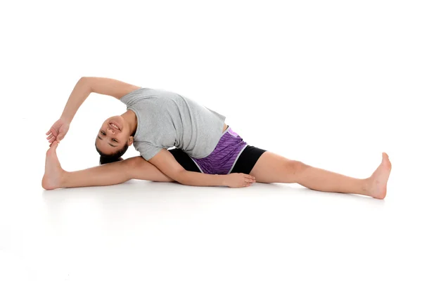 Mädchen in Yoga-Pose — Stockfoto