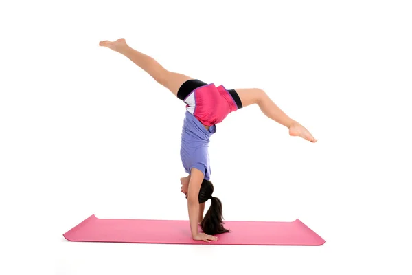 Flicka i Yoga pose — Stockfoto