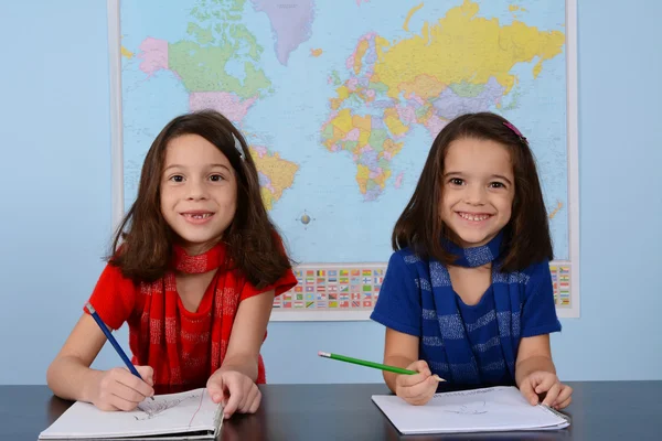 Niños en la escuela — Foto de Stock