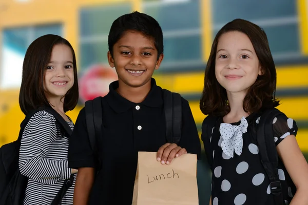 Criança indo para a escola — Fotografia de Stock