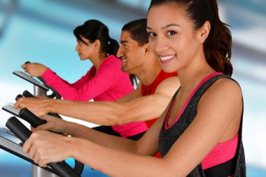 spor salonunda bisiklet sürme