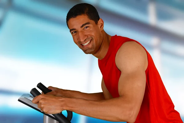 Hombre haciendo ejercicio en bicicleta — Foto de Stock