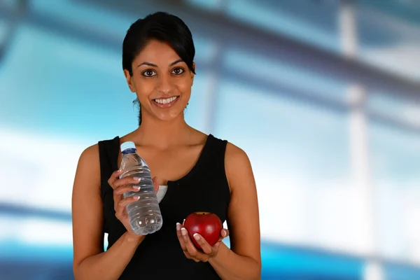 Mujer comiendo sano después del entrenamiento — Foto de Stock