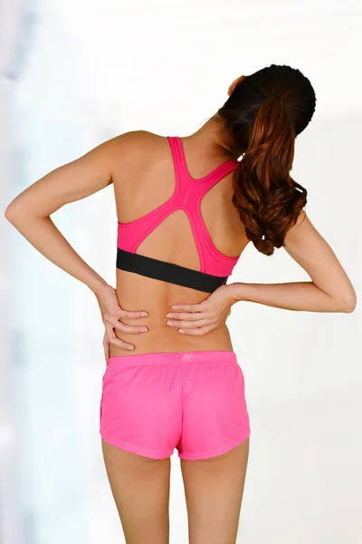 Donna con mal di schiena — Foto Stock