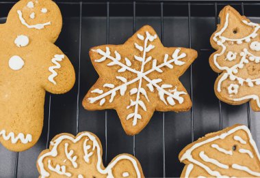 Pişmiş zencefilli kurabiye, köknar dallarının yanındaki tepside. Noel tebrik kartı, kutlama yemeği.