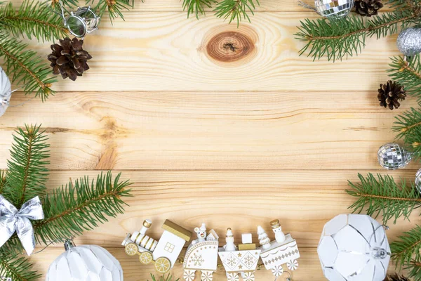 Weihnachtlicher Hintergrund Mit Tannenzweigen Zapfen Und Spielzeug Auf Holztisch Draufsicht — Stockfoto