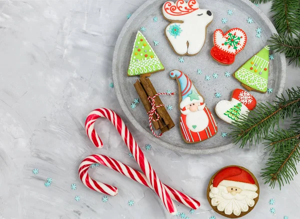 Різдвяне Імбирне Печиво Сірому Лотку Поруч Гілками Ялинки Цементному Сірому — стокове фото