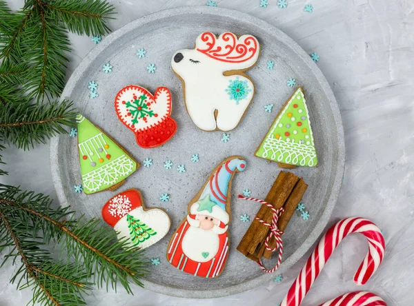 Biscoitos Gengibre Natal Uma Bandeja Cinza Lado Ramos Abeto Fundo — Fotografia de Stock