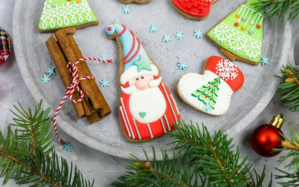 圣诞姜饼饼干在灰蒙蒙的盘子里 旁边是水泥灰色背景的冷杉树枝 带复制空间的模型 新年贺卡 装饰品 靠近点 — 图库照片