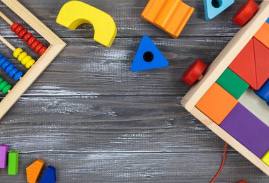 Çok renkli kesirler, gri ahşap bir masanın üzerindeki bloklar. Okula dönmek, matematik, anaokulu oyunları, anaokulu eğitimi..