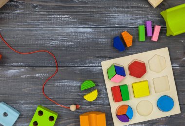 Çok renkli kesirler, gri ahşap bir masanın üzerindeki bloklar. Okula dönmek, matematik, anaokulu oyunları, anaokulu eğitimi..