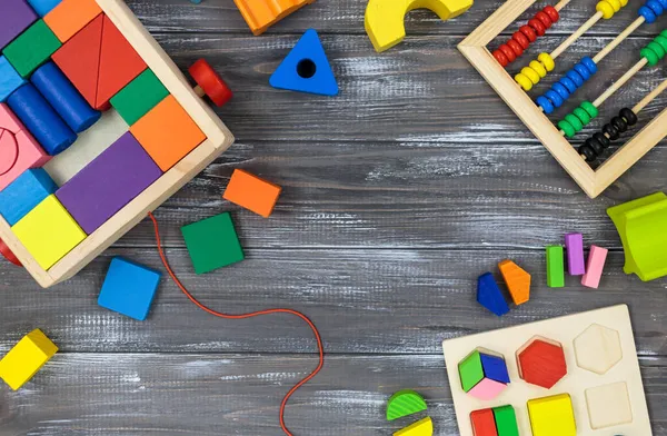 Çok renkli kesirler, gri ahşap bir masanın üzerindeki bloklar. Okula dönmek, matematik, anaokulu oyunları, anaokulu eğitimi..