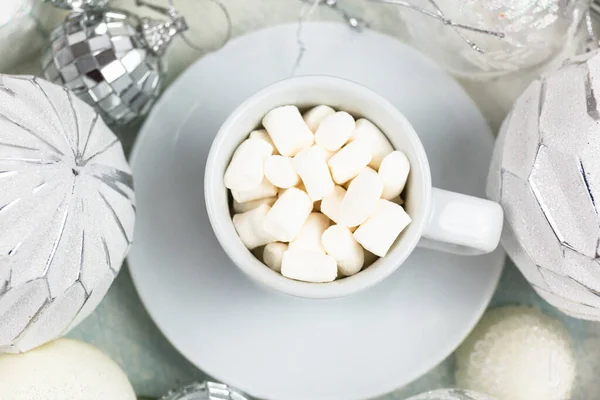 Šálek Kávy Marshmallow Bílém Podnose Věnci Vedl Světla Vánoce Zátiší — Stock fotografie