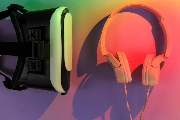 Virtual Reality Glasses Headphones Pink Background Orange Lights Set Games — Stock Photo, Image