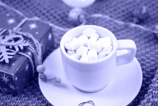 Šálek Kávy Marshmallows Velmi Peri Pozadí Nový Rok Vánoční Oslavy — Stock fotografie