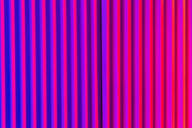 Pembe ve menekşe arkaplanda çizgiler var. Eğim ve çizgilerle soyut neon arkaplan.